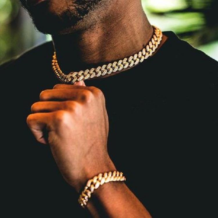 « GOLDEN GLAM: Montres originales & Colliers à mailles cubaines pour homme, accessoires hip-hop élégants. "GOLDEN GLAM: Montres originales & Colliers à mailles cubaines pour homme, accessoires hip-hop élégants. – Image 5